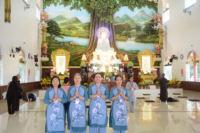 Sightseeing tour of prostrating the Buddha at beginning of the year.