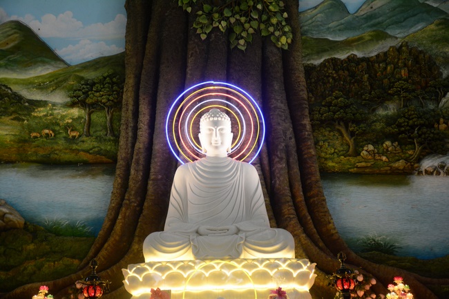 Sightseeing tour of prostrating the Buddha at beginning of the year.