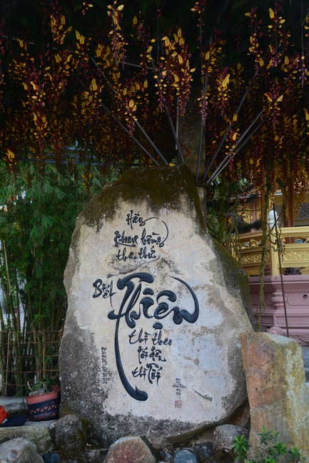 Sightseeing tour of prostrating the Buddha at beginning of the year.