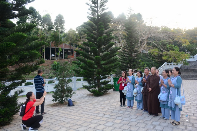 Sightseeing tour of prostrating the Buddha at beginning of the year.