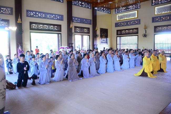 Sightseeing tour of prostrating the Buddha at beginning of the year.
