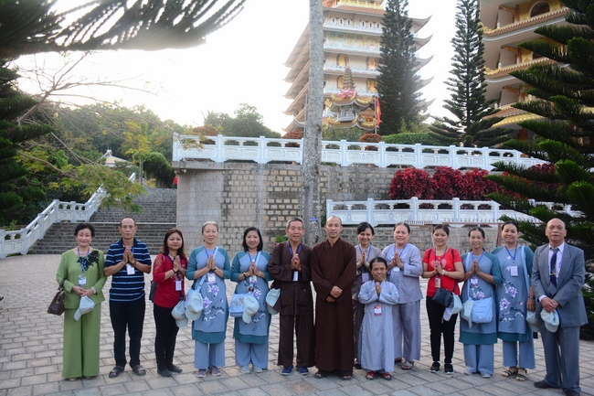 Sightseeing tour of prostrating the Buddha at beginning of the year.