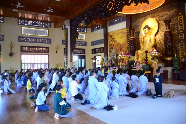 Sightseeing tour of prostrating the Buddha at beginning of the year.