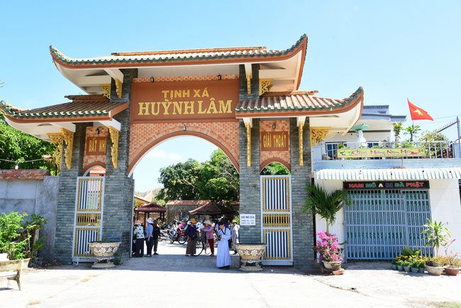 Offering ten pagodas in the year of the Rat