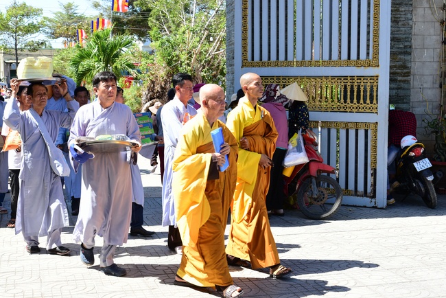 Offering ten pagodas in the year of the Rat