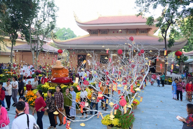 Offering ten pagodas in the year of the Rat