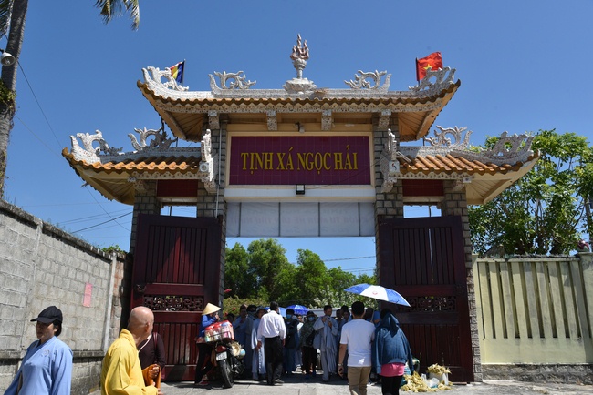 Offering ten pagodas in the year of the Rat