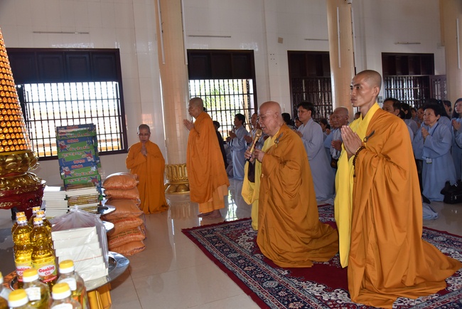 Offering ten pagodas in the year of the Rat