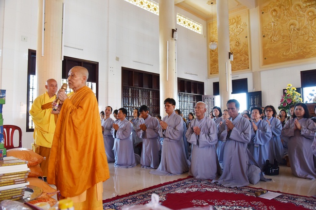 Offering ten pagodas in the year of the Rat