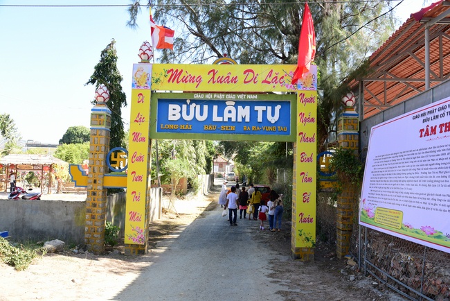 Offering ten pagodas in the year of the Rat