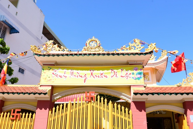 Offering ten pagodas in the year of the Rat