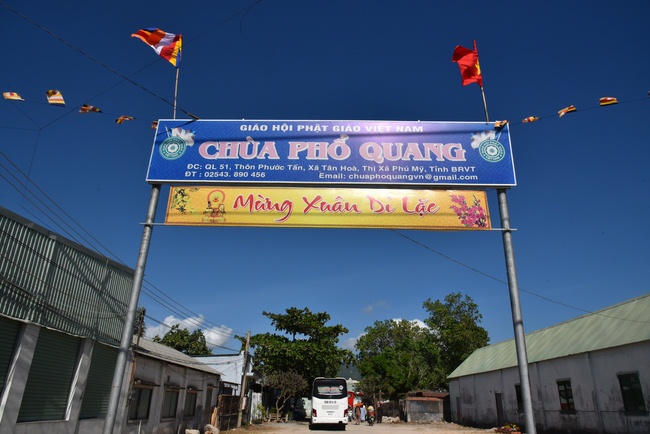 Offering ten pagodas in the year of the Rat