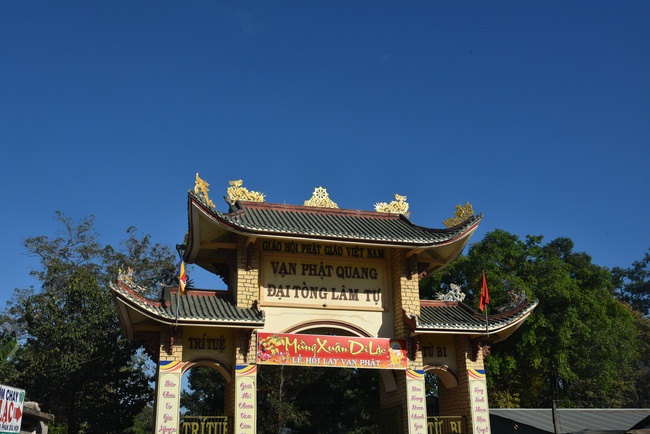 Offering ten pagodas in the year of the Rat
