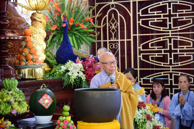 Offering ten pagodas in the year of the Rat