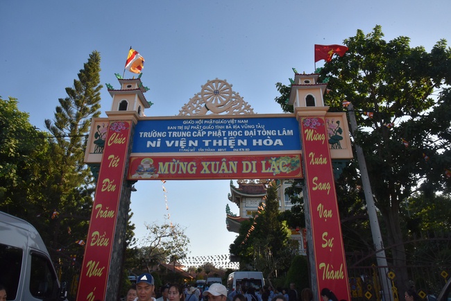 Offering ten pagodas in the year of the Rat