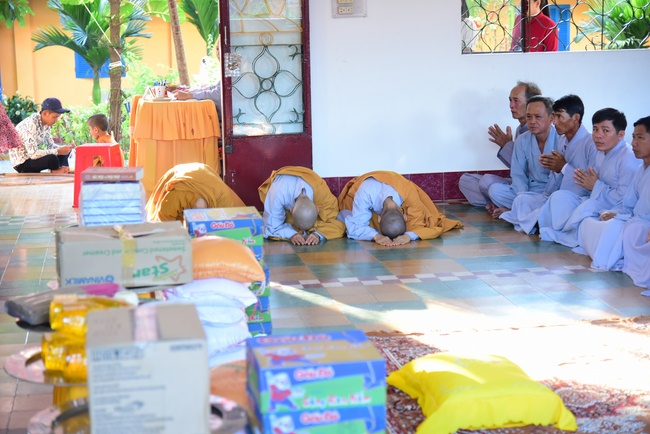 Offering ten pagodas in the year of the Rat