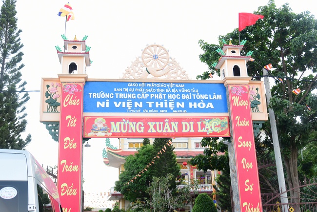Offering ten pagodas in the year of the Rat