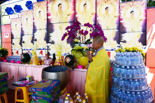 Offering ten pagodas in the year of the Rat