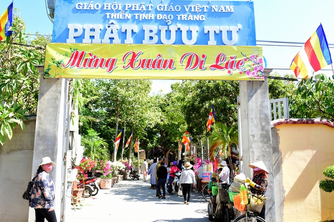 Offering ten pagodas in the year of the Rat