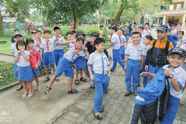 Giving gifts to pupils on occasion preparing Lunar New Year