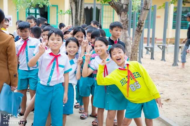Giving gifts to pupils on occasion preparing Lunar New Year