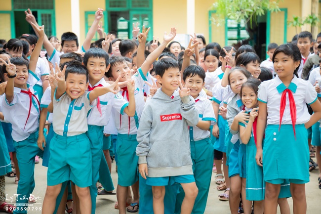 Giving gifts to pupils on occasion preparing Lunar New Year