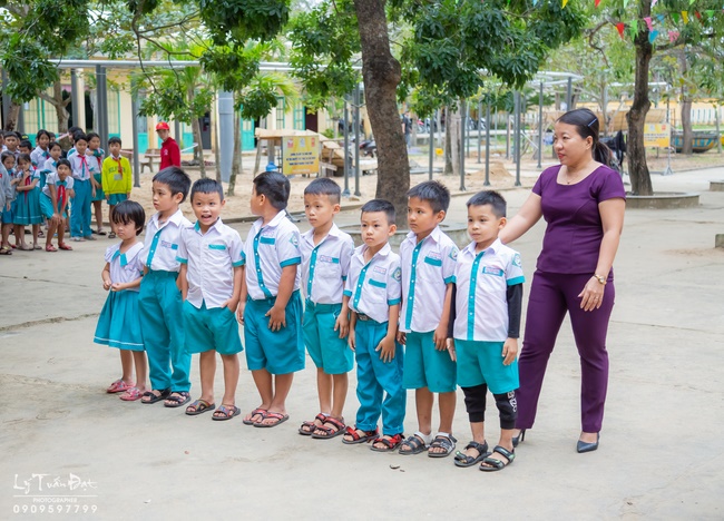 Giving gifts to pupils on occasion preparing Lunar New Year