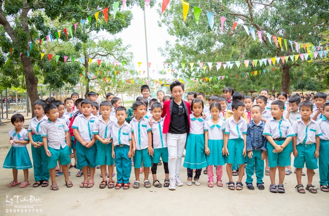 Giving gifts to pupils on occasion preparing Lunar New Year