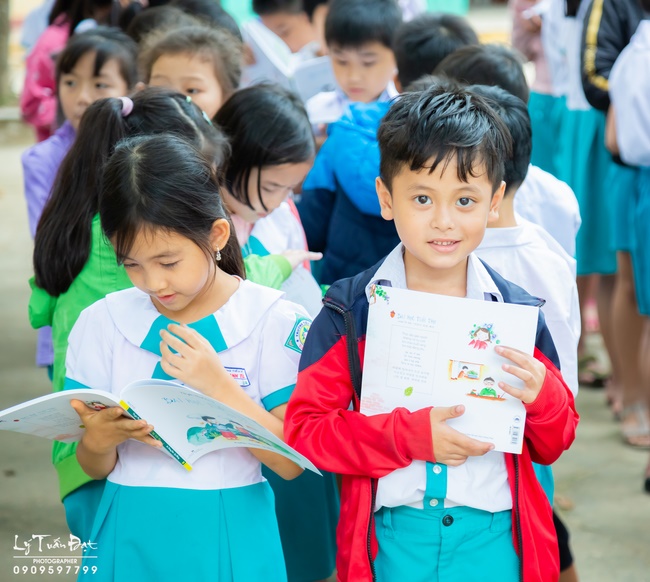 Giving gifts to pupils on occasion preparing Lunar New Year
