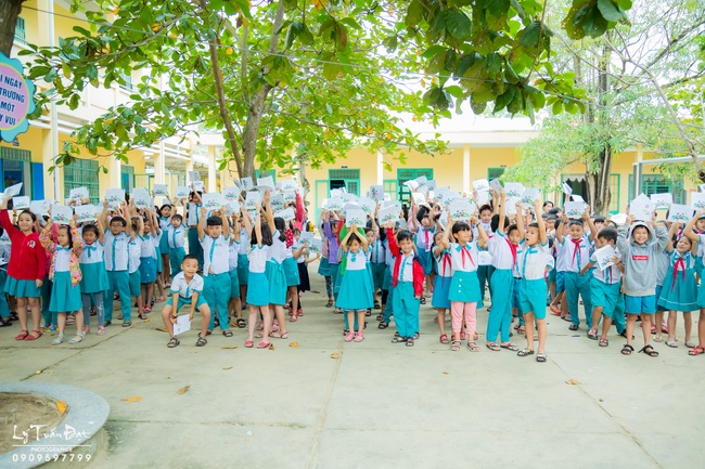 Giving gifts to pupils on occasion preparing Lunar New Year