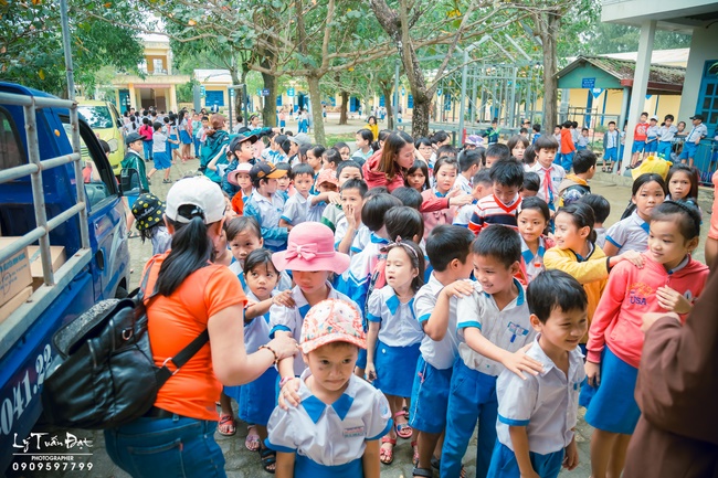 Giving gifts to pupils on occasion preparing Lunar New Year
