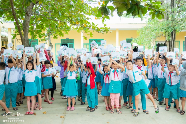 Giving gifts to pupils on occasion preparing Lunar New Year