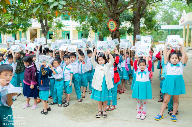 Giving gifts to pupils on occasion preparing Lunar New Year