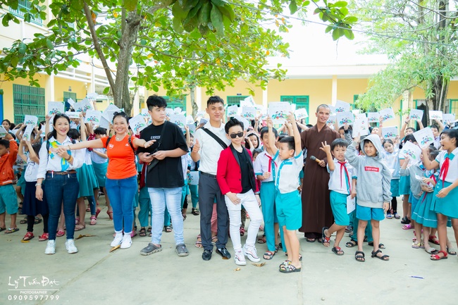 Giving gifts to pupils on occasion preparing Lunar New Year