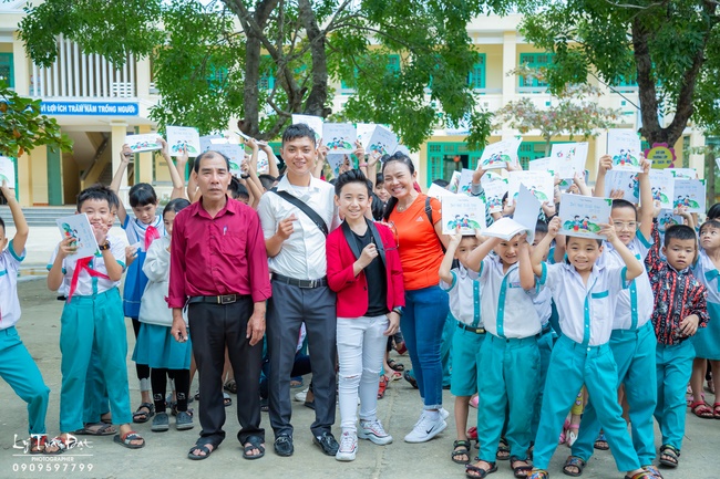 Giving gifts to pupils on occasion preparing Lunar New Year