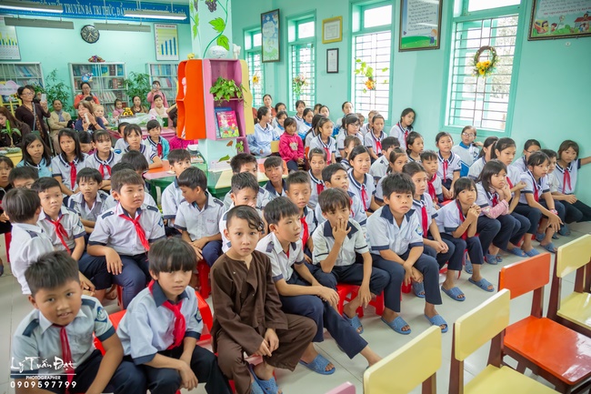 Giving gifts to pupils on occasion preparing Lunar New Year