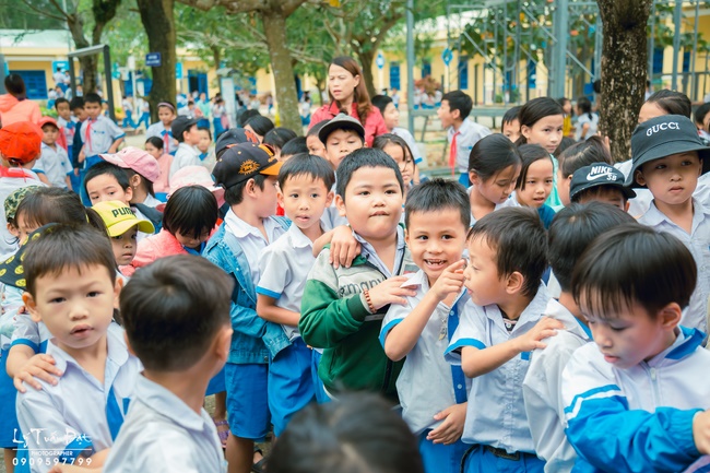 Giving gifts to pupils on occasion preparing Lunar New Year