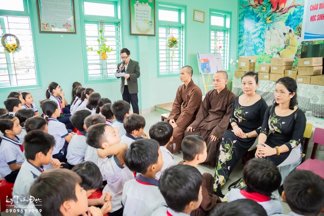 Giving gifts to pupils on occasion preparing Lunar New Year