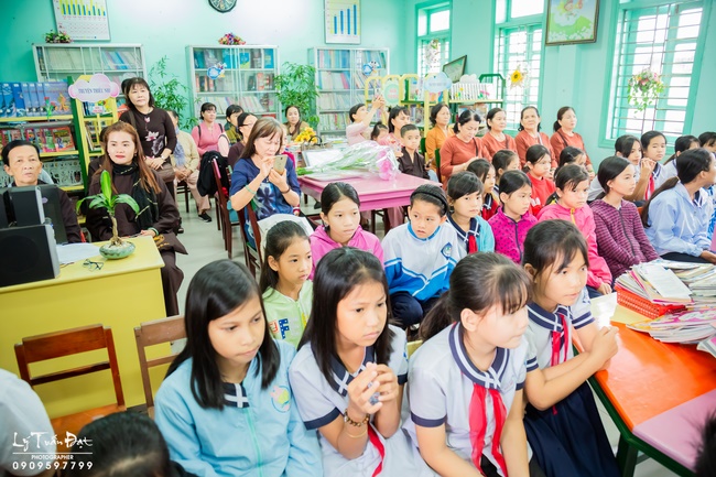 Giving gifts to pupils on occasion preparing Lunar New Year