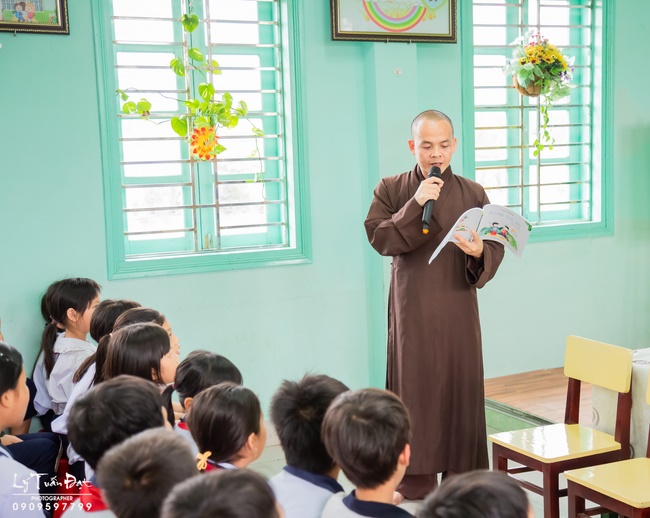 Giving gifts to pupils on occasion preparing Lunar New Year