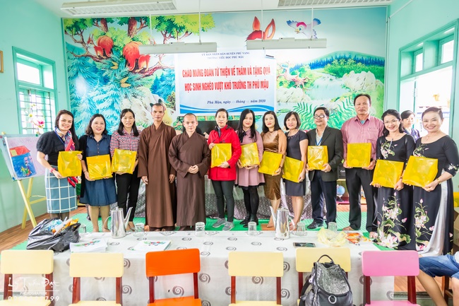 Giving gifts to pupils on occasion preparing Lunar New Year