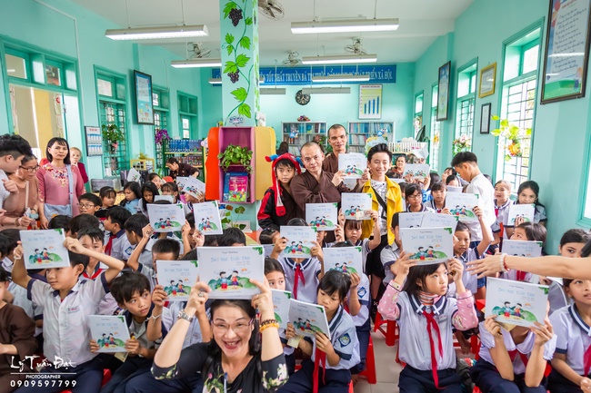 Giving gifts to pupils on occasion preparing Lunar New Year