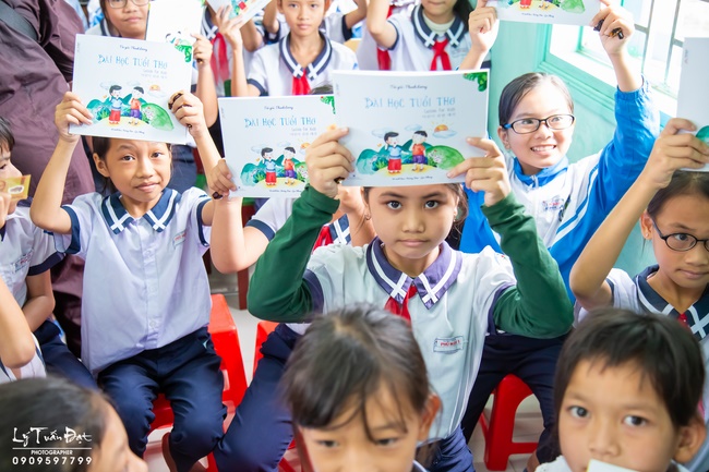 Giving gifts to pupils on occasion preparing Lunar New Year