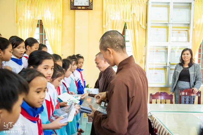 Giving gifts to pupils on occasion preparing Lunar New Year