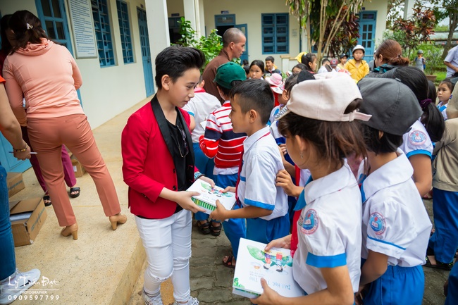 Giving gifts to pupils on occasion preparing Lunar New Year