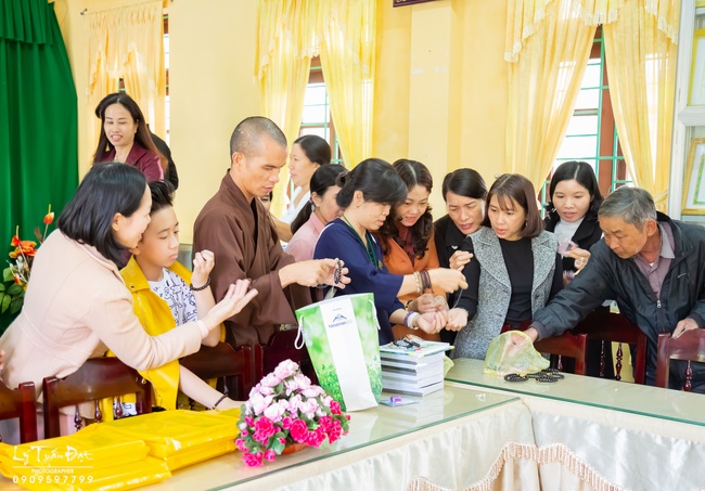 Giving gifts to pupils on occasion preparing Lunar New Year