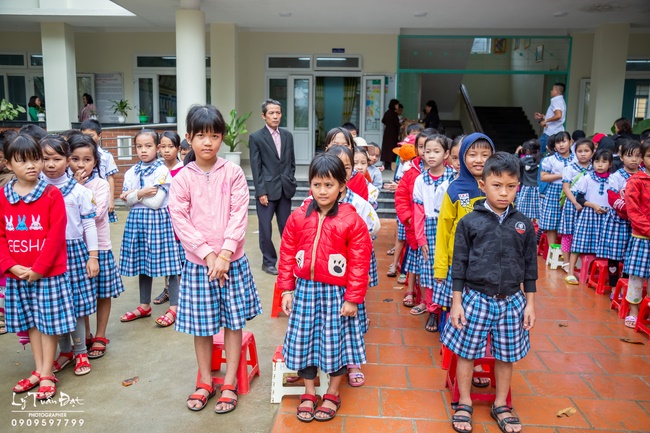 Giving gifts to pupils on occasion preparing Lunar New Year
