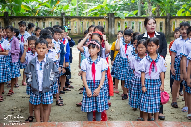 Giving gifts to pupils on occasion preparing Lunar New Year