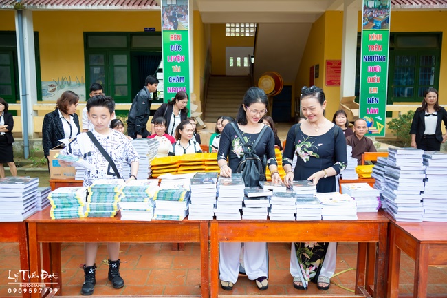 Giving gifts to pupils on occasion preparing Lunar New Year