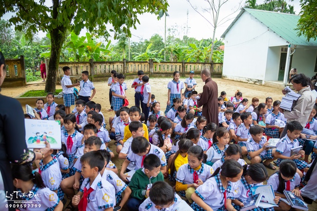 Giving gifts to pupils on occasion preparing Lunar New Year